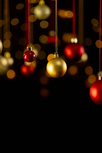 Вертикальное Изображение Красных Золотых Рождественских Безделушек Копировальным Пространством Черном Фоне — стоковое фото