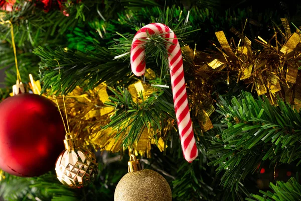 Primer Plano Del Árbol Navidad Con Bastón Caramelo Bolas Decoraciones — Foto de Stock