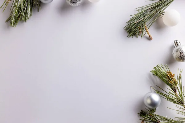 ホワイトバックグラウンドのコピースペース付きのクリスマスバブルデコレーション クリスマス お祝いのコンセプト — ストック写真
