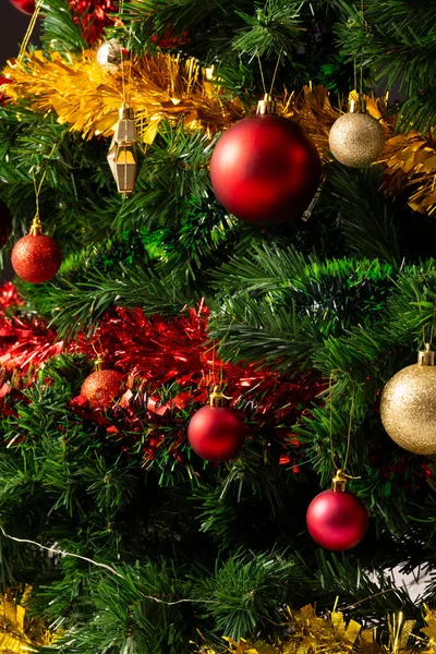 Noel Ağacının Dikey Görüntüsü Takılar Süslemeler Noel Gelenek Kutlama Konsepti — Stok fotoğraf