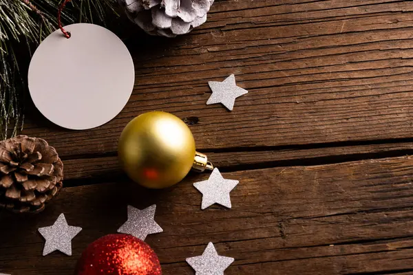 白い札が付いているクリスマスの装飾および木の背景のスペースをコピーして下さい クリスマス お祝いのコンセプト — ストック写真