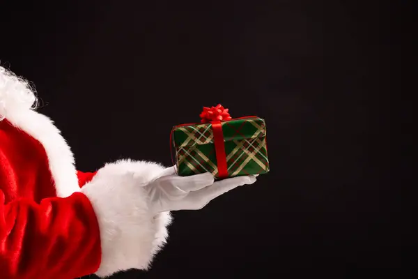 Noel Baba Nın Elinde Siyah Arka Planda Fotokopi Alanı Olan — Stok fotoğraf