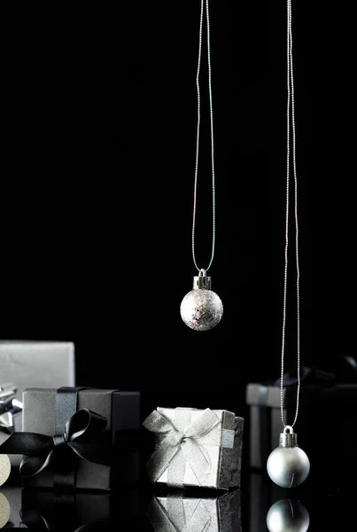 Imagen Vertical Adornos Navidad Plata Regalos Con Espacio Copia Sobre — Foto de Stock