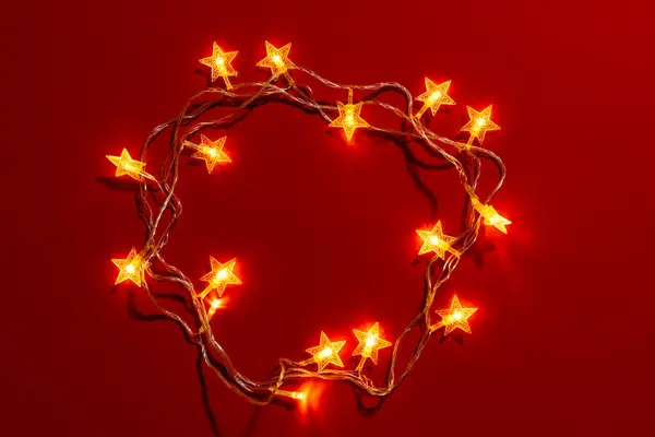 Noel Perisi Işıkları Kırmızı Arka Planda Fotokopi Alanı Noel Dekorasyon — Stok fotoğraf
