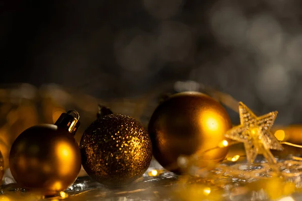 金色的圣诞灯笼裤 黑色背景上有复制空间 传统和庆祝概念 — 图库照片