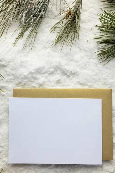 Pionowy Obraz Świątecznych Dekoracji Białej Kartki Przestrzenią Kopiowania Tle Śniegu — Zdjęcie stockowe