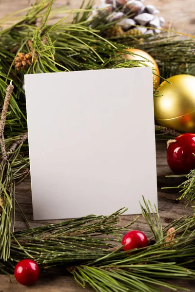 Noel Süslerinin Dikey Görüntüsü Beyaz Kart Tahta Arka Planda Fotokopi — Stok fotoğraf