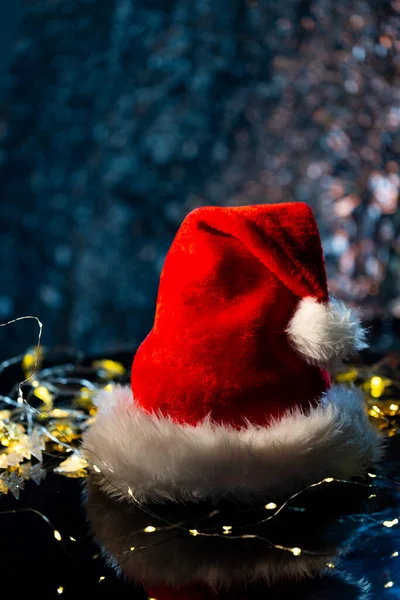 Vertikalt Bilde Santa Claus Lue Juledekorasjoner Med Kopieringsplass Mørk Bakgrunn – stockfoto