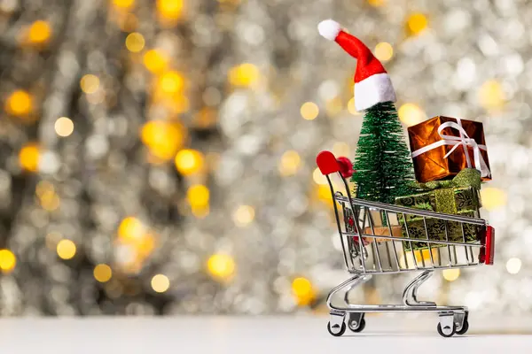 Τρόλεϊ Αγορών Δώρα Και Χριστουγεννιάτικα Φώτα Νεράιδα Αντίγραφο Χώρο Φόντο — Φωτογραφία Αρχείου
