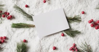 Noel süslemeleri ve kar zeminde fotokopi alanı olan beyaz kart videosu. Noel, dekorasyon, kutlama ve gelenek konsepti.