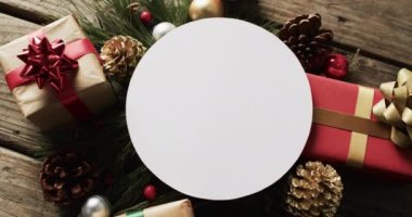 Beyaz etiketli Noel süsleri ve tahta arka planda fotokopi alanı. Noel, dekorasyon, gelenek ve kutlama konsepti.