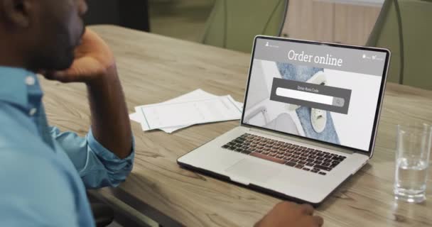 Homem Afro Americano Mesa Usando Laptop Compras Line Para Roupas — Vídeo de Stock