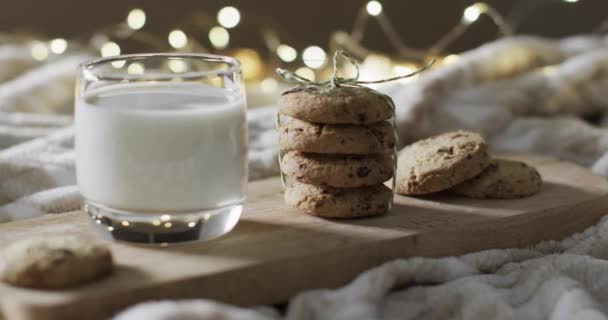 Wideo Świąteczne Ciasteczka Szklanka Mleka Przestrzeń Kopiowania Białym Tle Boże — Wideo stockowe