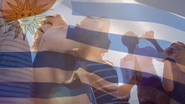 Vídeo Composto Uruguai Bandeira Contra Grupo Diversos Amigos Bebendo Cervejas — Vídeo de Stock