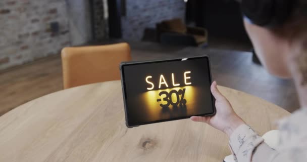 Biraciale Vrouw Met Behulp Van Tablet Cafe Online Winkelen Tijdens — Stockvideo