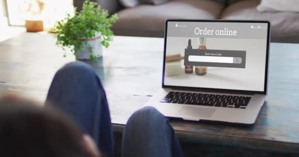 Vrouw Aan Tafel Met Laptop Online Winkelen Voor Schoonheidsproducten Slow — Stockvideo