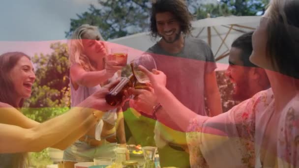 さまざまな友人に対するドイツ国旗の複合ビデオは 公園で昼食をとっている間に飲み物を味わう 愛国心 ロードトリップ キャンプコンセプト — ストック動画