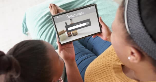 非裔美国人母亲和女儿使用平板电脑 网上购物美容产品 动作缓慢 零售业务 销售和数字视频接口 — 图库视频影像
