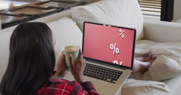 Biraciale Vrouw Met Behulp Van Laptop Bank Thuis Online Winkelen — Stockvideo
