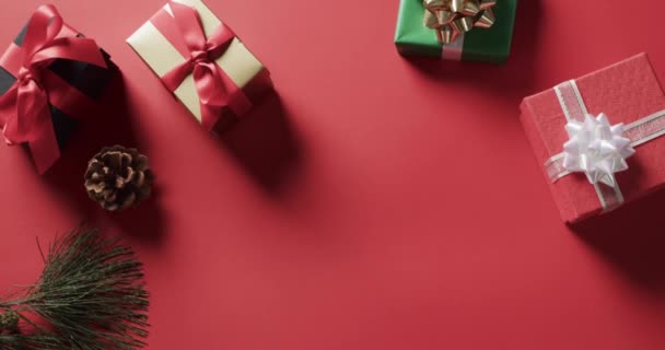 Видео Санта Клауса Держащего Коричневый Конверт Копировальным Местом Рождественскими Подарками — стоковое видео