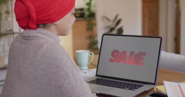 Mulher Biracial Mesa Usando Laptop Compras Line Durante Venda Câmera — Vídeo de Stock
