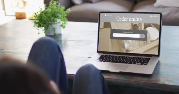 Biała Kobieta Przy Stole Przy Użyciu Laptopa Zakupy Online Produktów — Wideo stockowe
