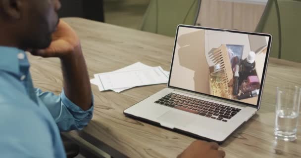 Африканський Американець Столом Використовує Ноутбук Інтернет Магазин Косметичних Продуктів Повільний — стокове відео