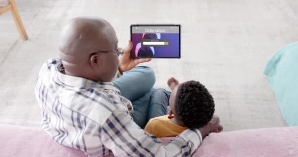 Afro Americano Avô Neto Usando Tablet Compras Line Para Gamepads — Vídeo de Stock