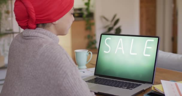 Biraciale Vrouw Aan Tafel Met Behulp Van Laptop Online Winkelen — Stockvideo