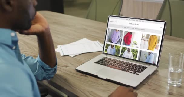 Африканський Американець Столом Використовує Ноутбук Інтернет Магазин Одягу Повільний Рух — стокове відео