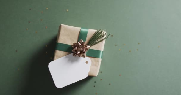 圣诞节礼物和白色标签的视频 带有绿色背景的复制空间 传统和庆祝概念 — 图库视频影像