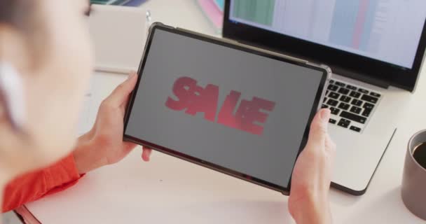 Καυκάσια Γυναίκα Στο Γραφείο Χρησιμοποιώντας Tablet Online Αγορές Κατά Διάρκεια — Αρχείο Βίντεο
