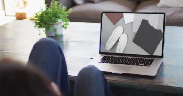 Knieën Van Vrouw Aan Tafel Met Behulp Van Laptop Online — Stockvideo