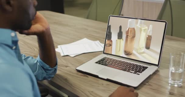 Африканский Американец Столом Интернет Магазины Косметики Замедленная Съемка Розничный Бизнес — стоковое видео