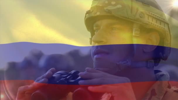 Animatie Van Vlag Van Colombia Zwaaiend Kaukasische Soldaat Kijkend Door — Stockvideo
