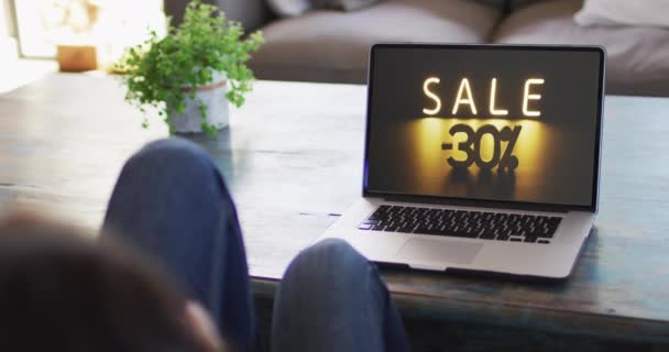Vrouw Aan Tafel Met Laptop Online Winkelen Tijdens Verkoop Slow — Stockvideo