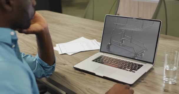 Bilgisayarı Kullanan Afrikalı Amerikalı Bir Adam Pazartesi Günü Internet Üzerinden — Stok video