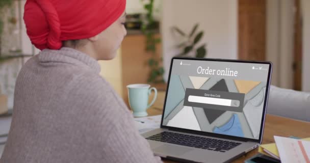 Двухсторонняя Женщина Столом Помощью Ноутбука Онлайн Покупки Одежды Замедленная Съемка — стоковое видео