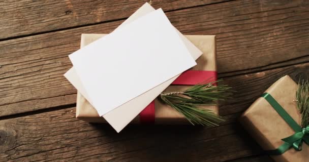 Video Von Weihnachtsdekoration Mit Karten Und Kopierraum Auf Holzgrund Weihnachten — Stockvideo