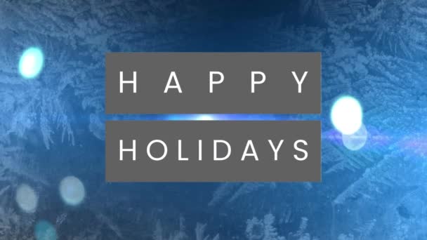 青い背景に対する光と雪の光のスポットの上に幸せな休日のテキストのアニメーション クリスマスのお祭りとホリデーシーズンのコンセプト — ストック動画