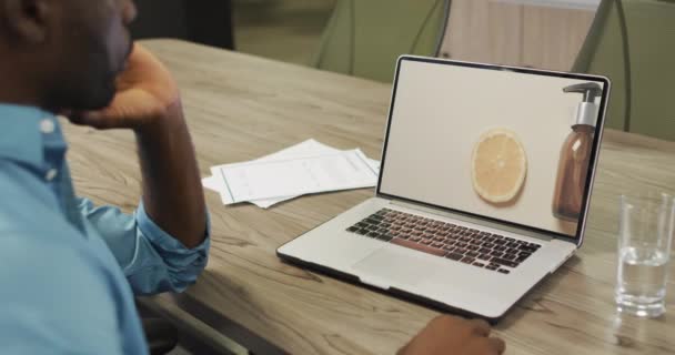 Homem Americano Africano Mesa Usando Laptop Compras Line Para Produtos — Vídeo de Stock