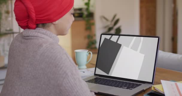 Двухсторонняя Женщина Столом Помощью Ноутбука Покупки Интернете Мешков Замедленная Съемка — стоковое видео