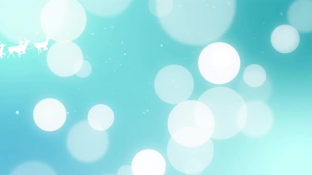 雪橇上由驯鹿拉着的桑塔爪在蓝色背景的光斑上的动画 圣诞庆典和庆祝活动的概念 — 图库视频影像