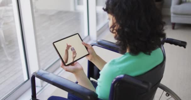 Mulher Biracial Cadeira Rodas Usando Tablet Compras Line Para Produtos — Vídeo de Stock