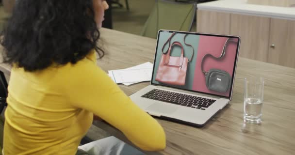 Двухсторонняя Женщина Столом Помощью Ноутбука Онлайн Покупки Сумочек Замедленная Съемка — стоковое видео