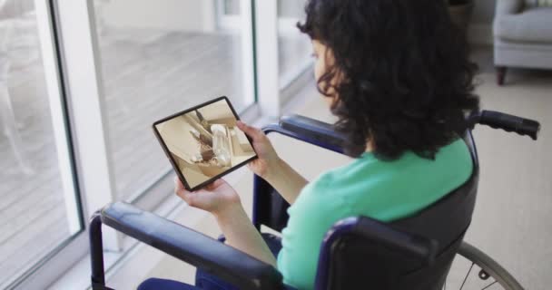 Mujer Biracial Silla Ruedas Usando Tableta Compras Línea Productos Belleza — Vídeos de Stock