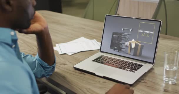 Afro Amerikaanse Man Aan Tafel Met Behulp Van Laptop Online — Stockvideo