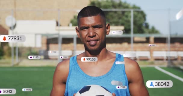 複数の通知バーのアニメーション 地面に立っている男性サッカー選手の肖像画 デジタルコンポジット 複数の露出 ビジネス ソーシャルメディア スポーツ コンペティションコンセプト — ストック動画