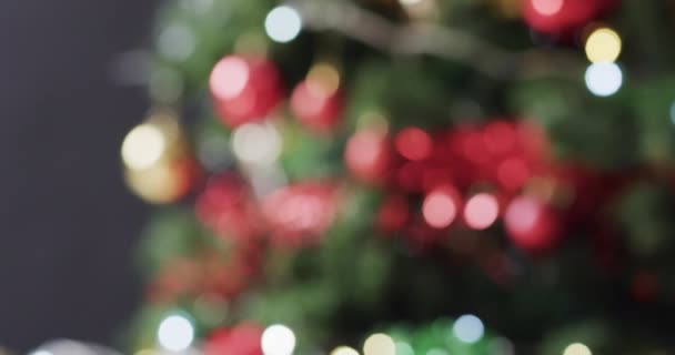 Wideo Czerwonym Kubkiem Bożonarodzeniowymi Trzcinami Choinkowymi Światełkami Przestrzenią Kopiowania Boże — Wideo stockowe