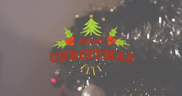 在一棵装饰过的圣诞树上 用欢快的圣诞文字横幅向近处动画 圣诞庆典和庆祝活动的概念 — 图库视频影像